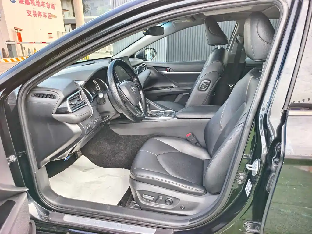 Toyota Camry 2023 — фото 11