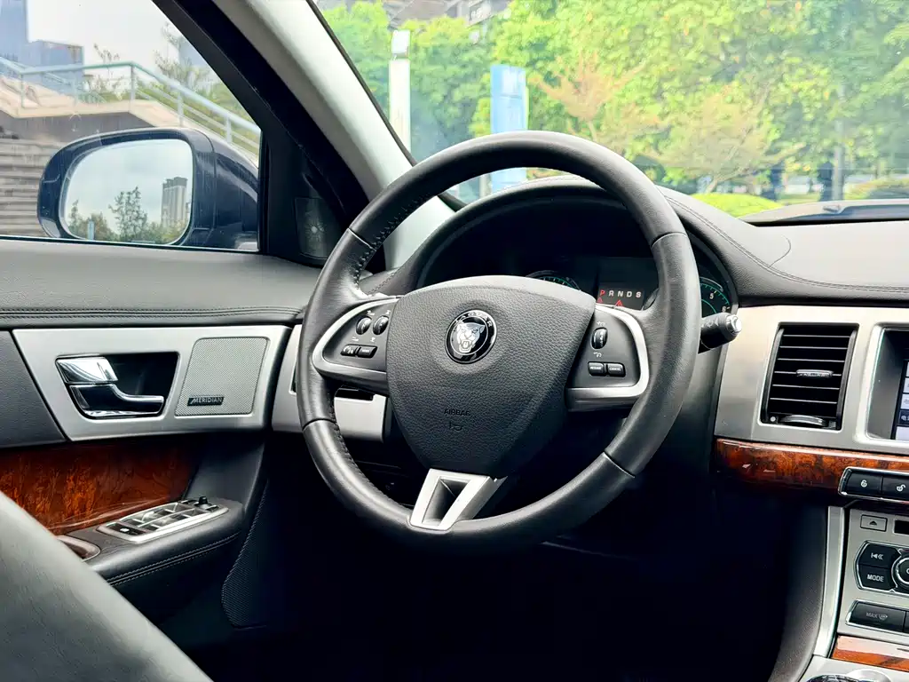 Jaguar XF 2014 — фото 10
