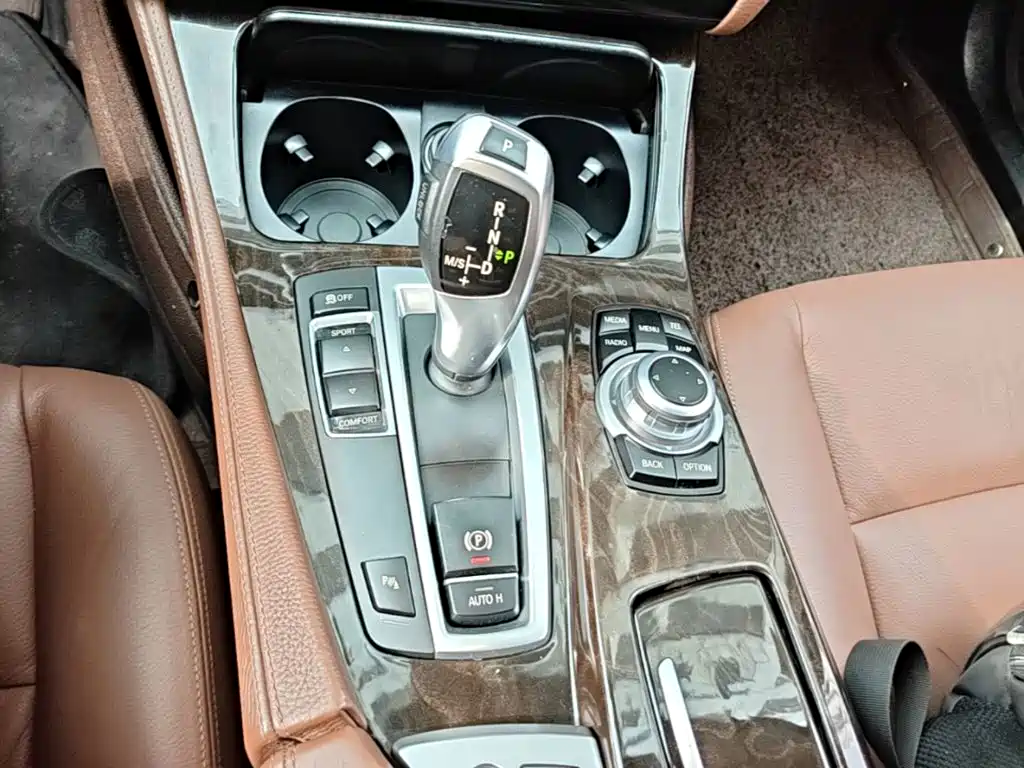 BMW 5 Series 2015 — фото 14