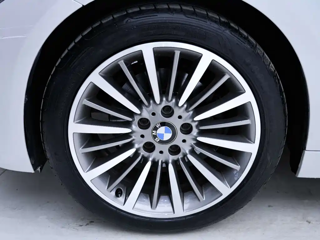BMW 3 Series 2019 — фото 10