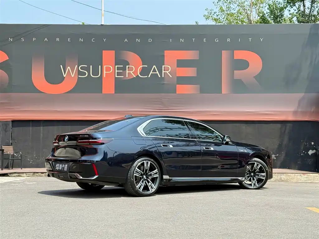 BMW i7 2025