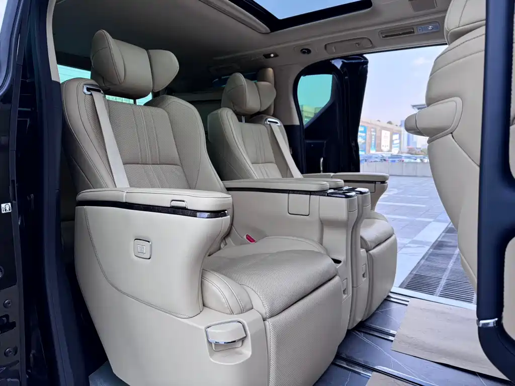 Toyota Alphard 2023 — фото 15
