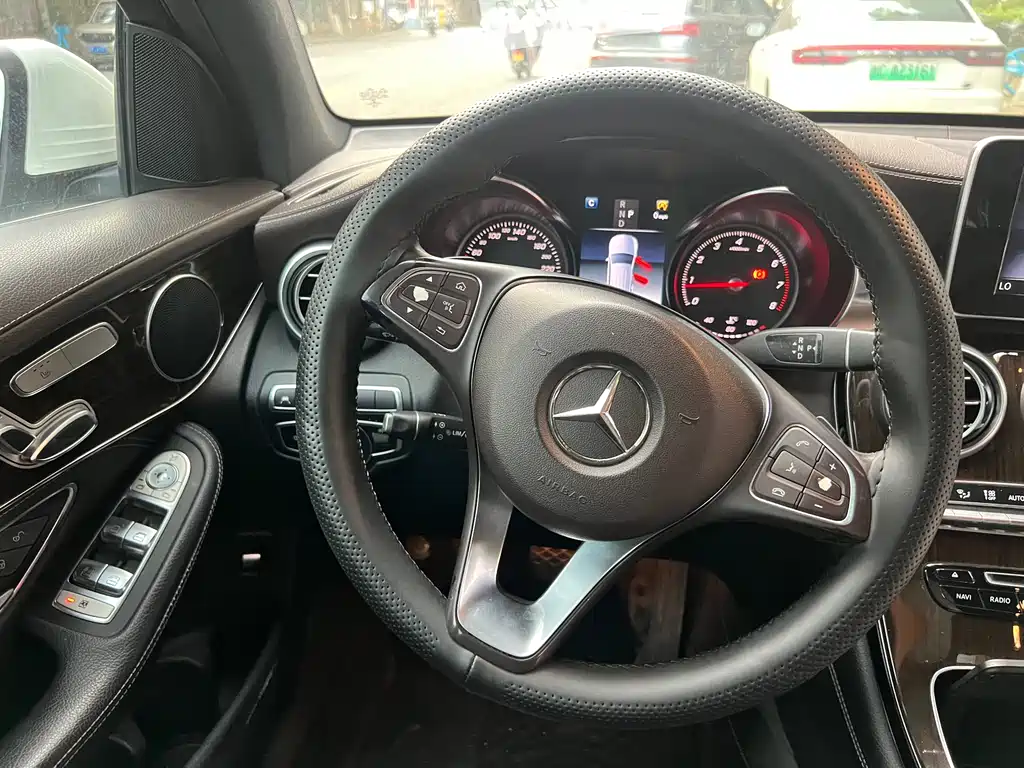 Mercedes-Benz GLC 2018 — фото 26
