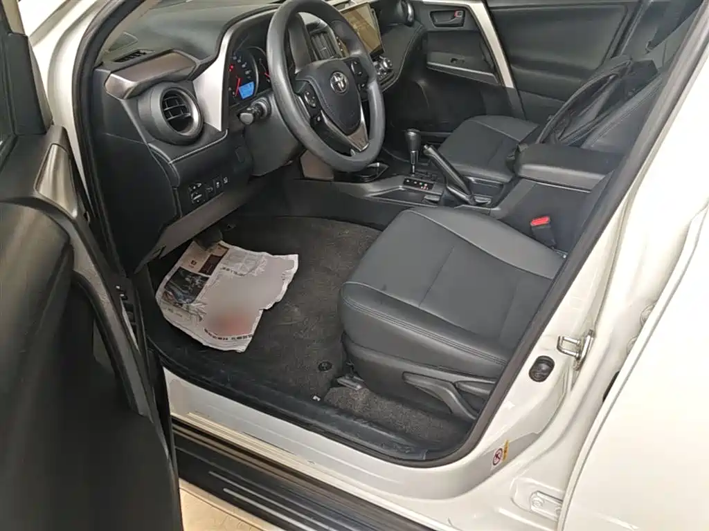 Toyota RAV4 2017 — фото 16