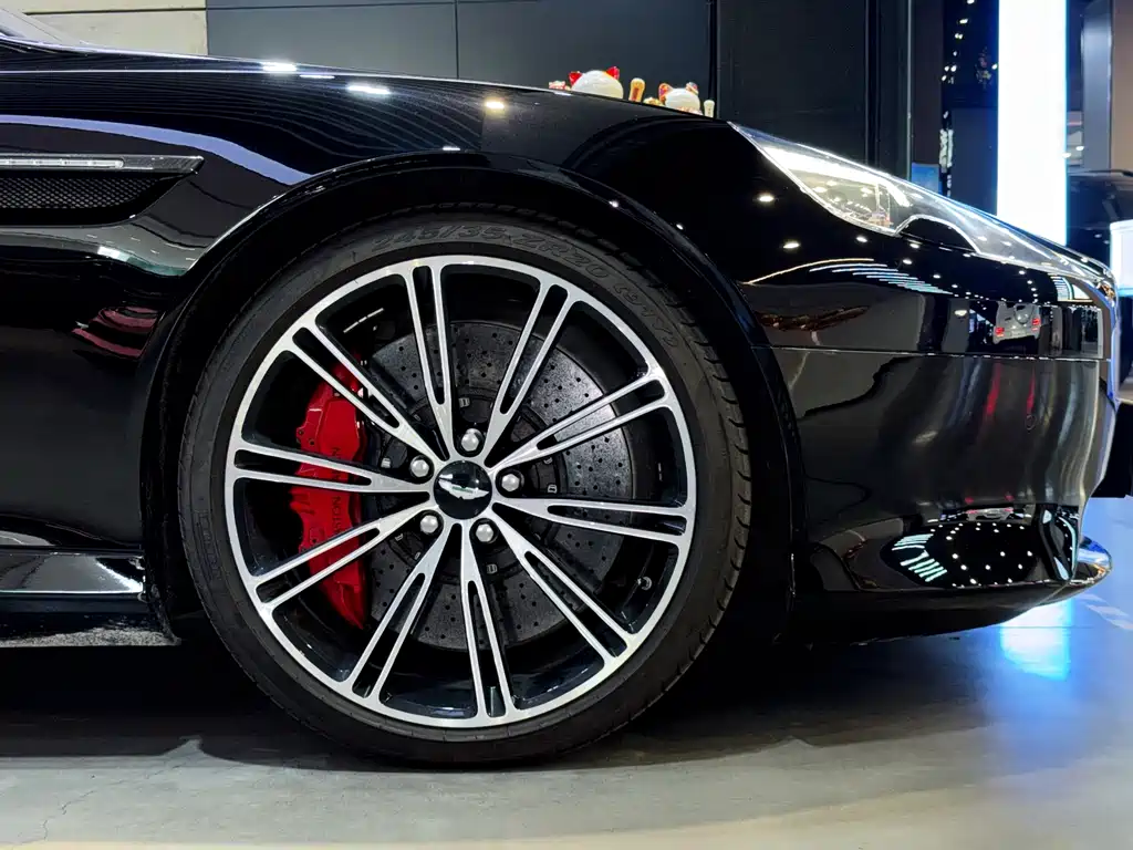 Aston Martin DB9 2015 — фото 6
