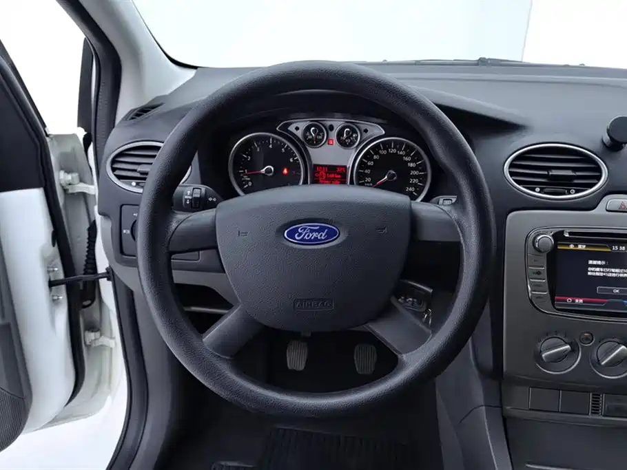 Ford Focus 2015 — фото 15