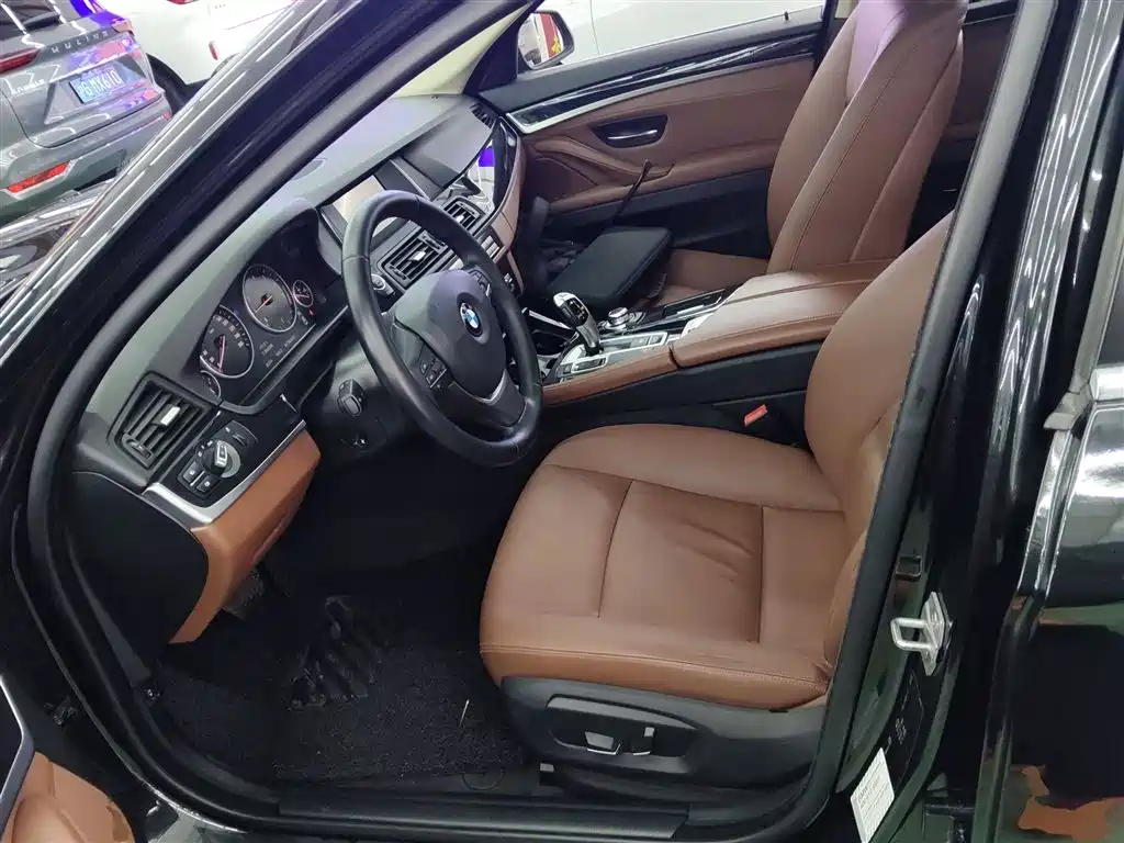 BMW 5 Series 2016 — фото 11