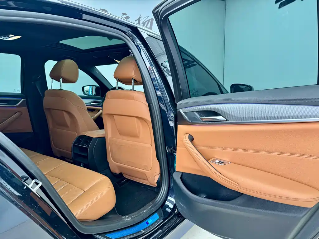 BMW 5 Series 2019 — фото 10