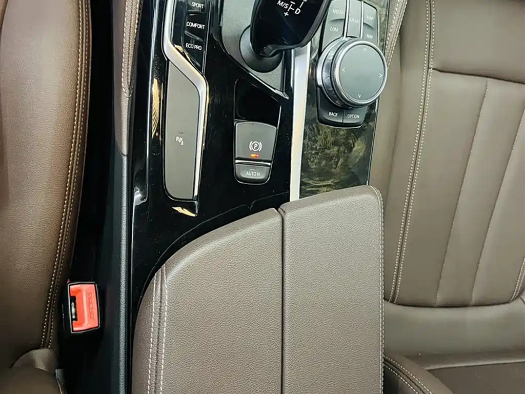 BMW 5 Series 2019 — фото 13