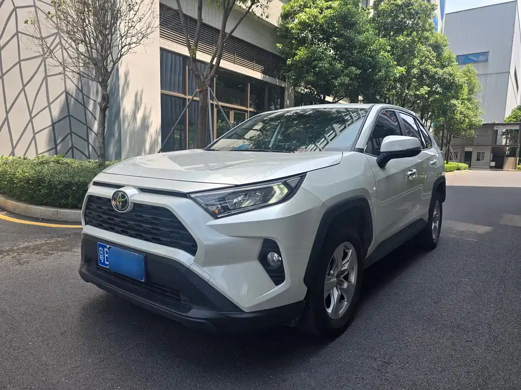 Toyota RAV4 2021 — фото 1