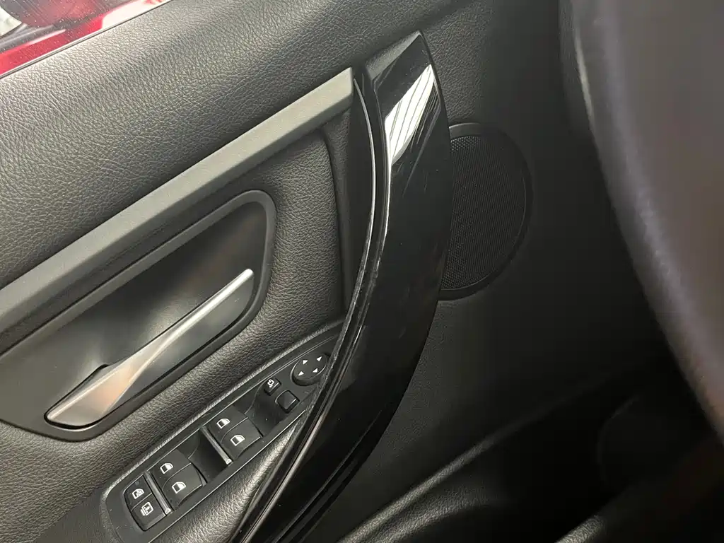 BMW 3 Series 2017 — фото 10