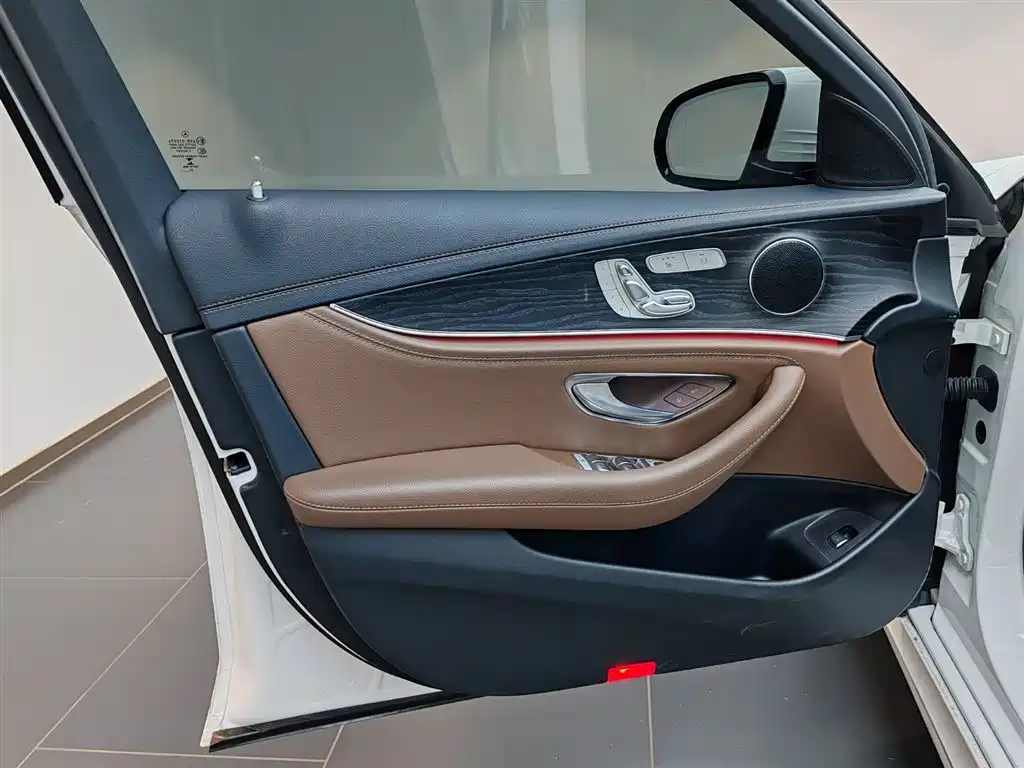 Mercedes-Benz E-Class 2023 — фото 18
