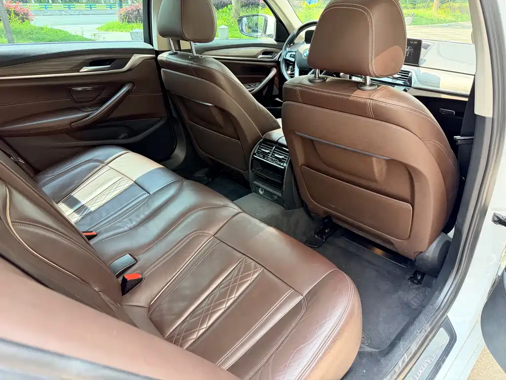 BMW 5 Series 2018 — фото 13