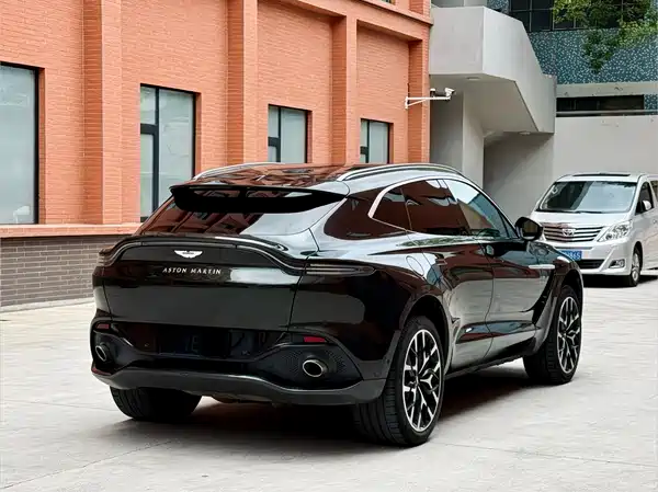 Aston Martin DBX 2021