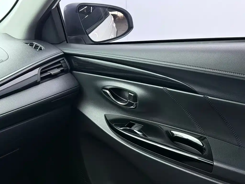 Toyota Yaris L 2023 — фото 9