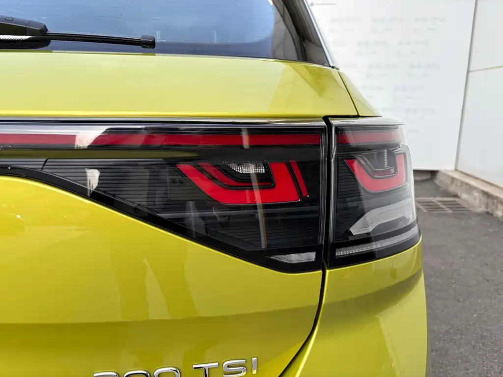 Volkswagen T-Roc 2023 — фото 12