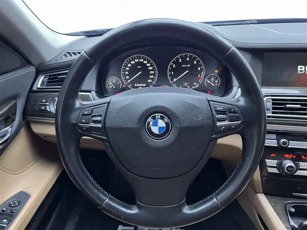 BMW 7 Series 2009 — фото 16