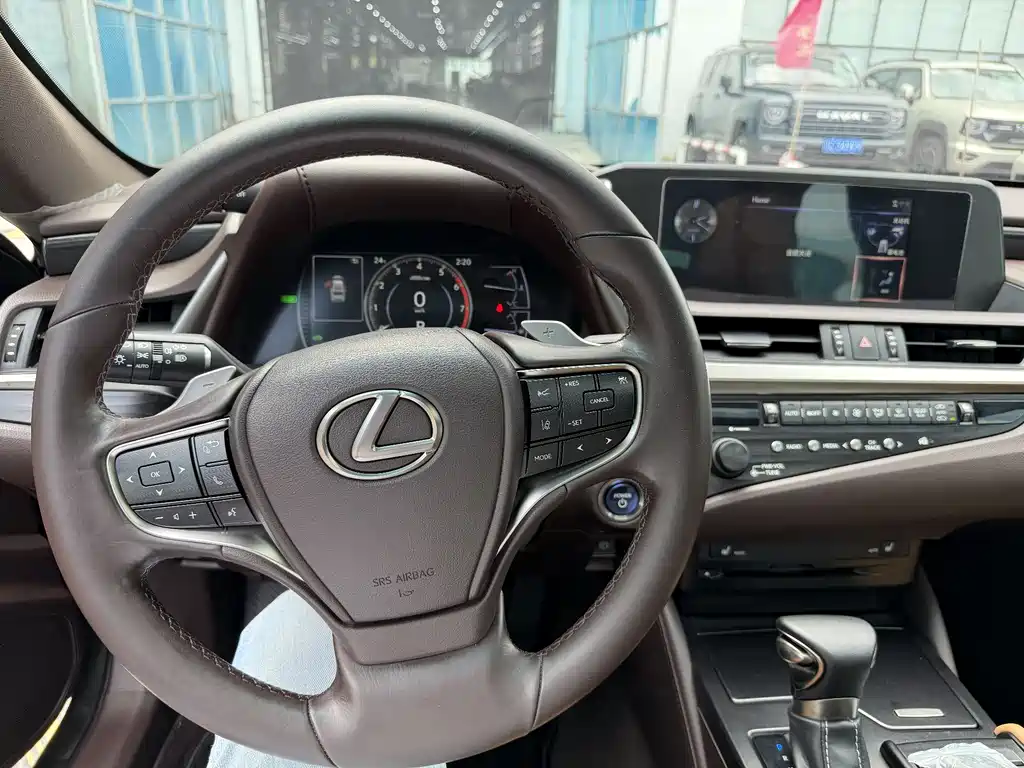 Lexus ES 2018 — фото 12