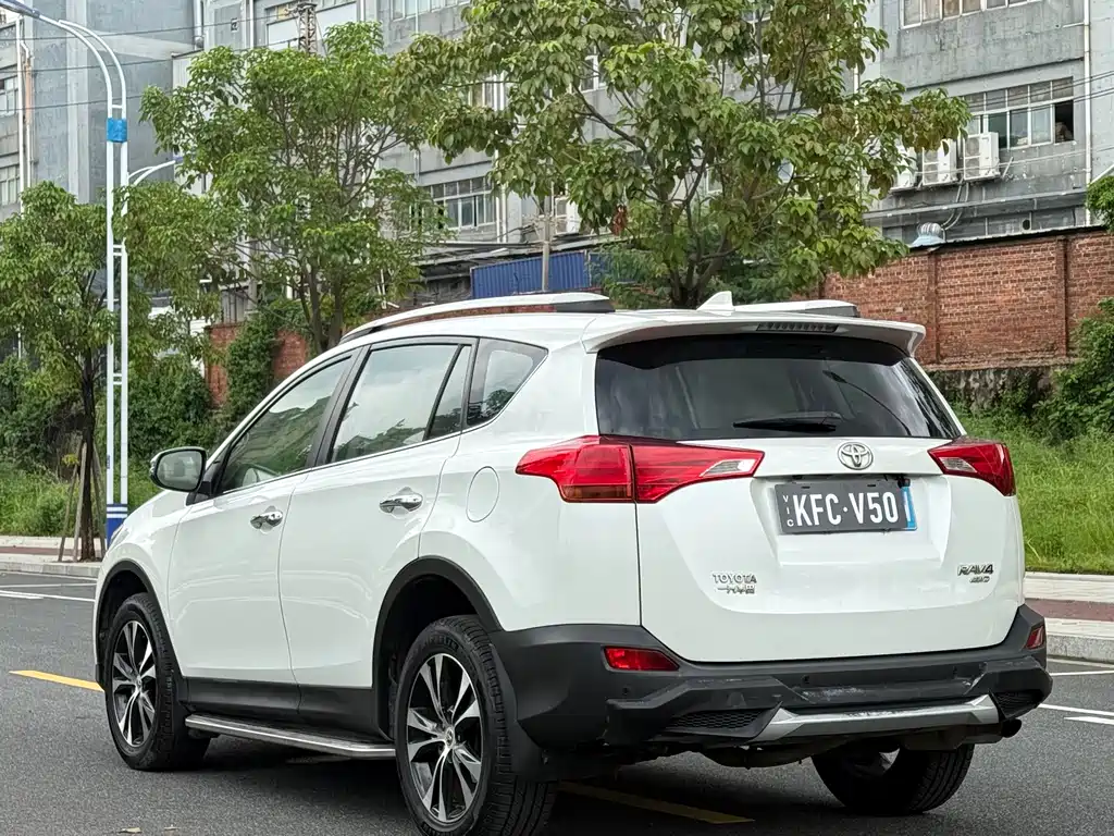 Toyota RAV4 2015 — фото 6