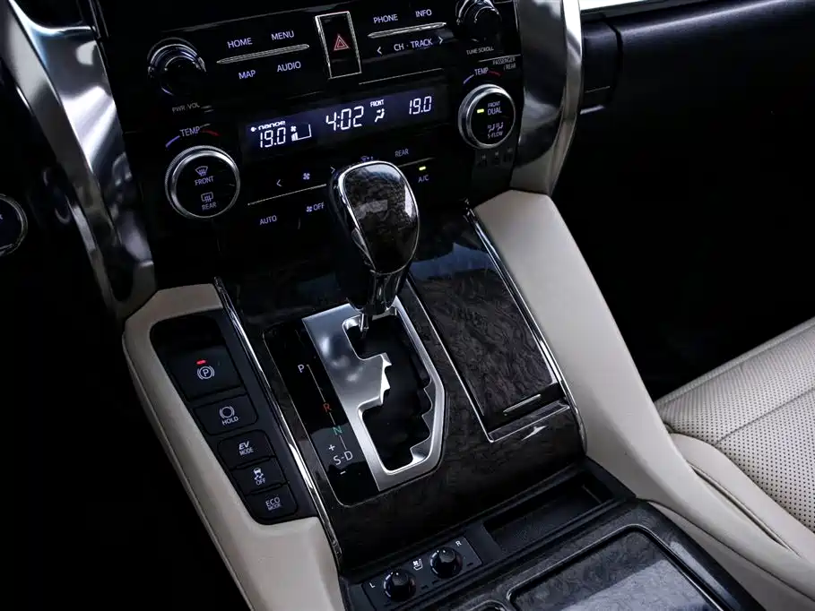 Toyota Vellfire 2020 — фото 9