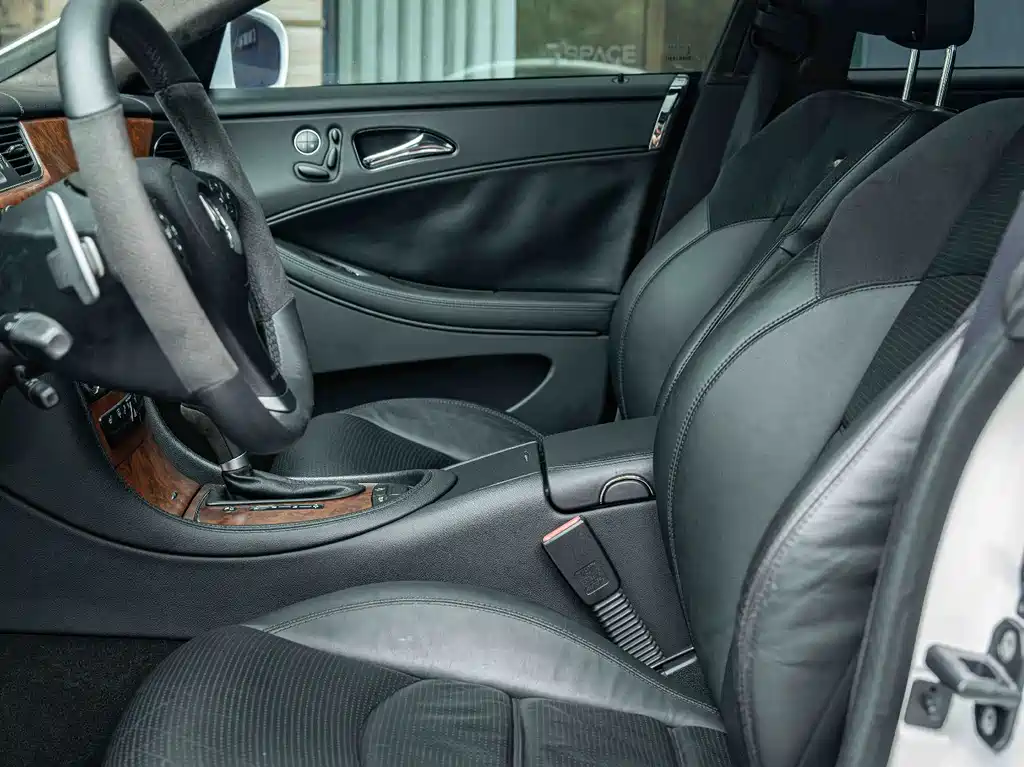 Mercedes-Benz CLS AMG 2010 — фото 8
