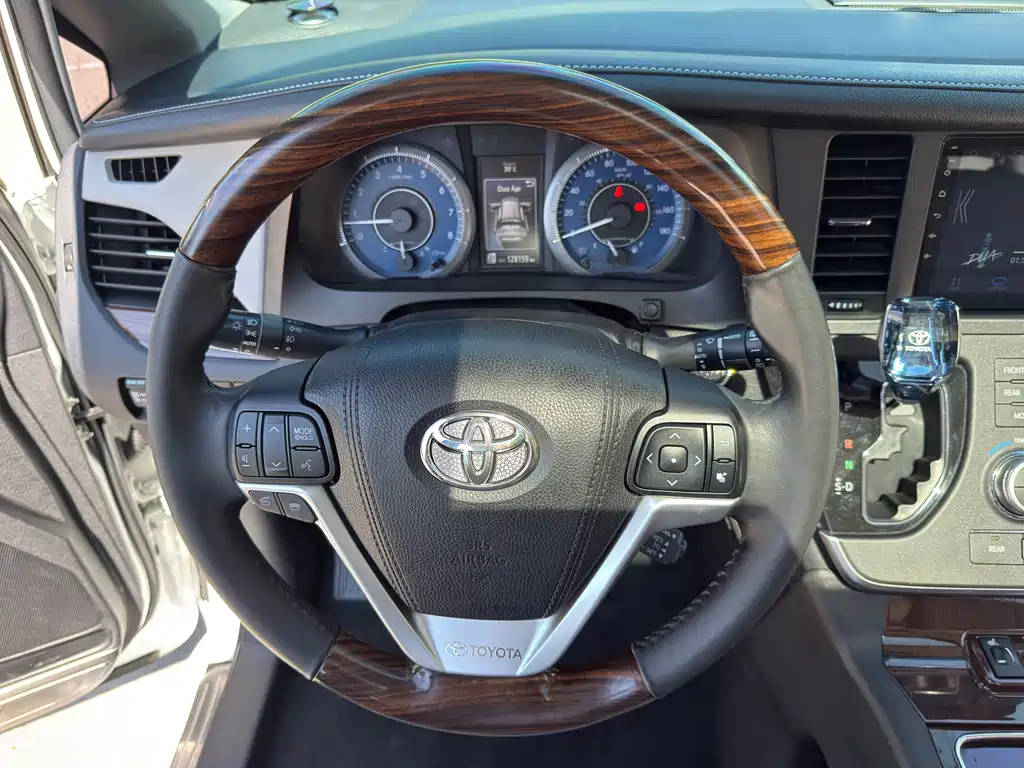 Toyota Sienna 2017 — фото 12