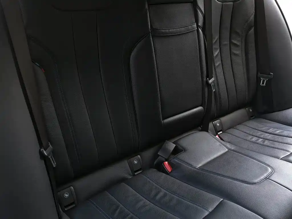 BMW 5 Series 2019 — фото 19