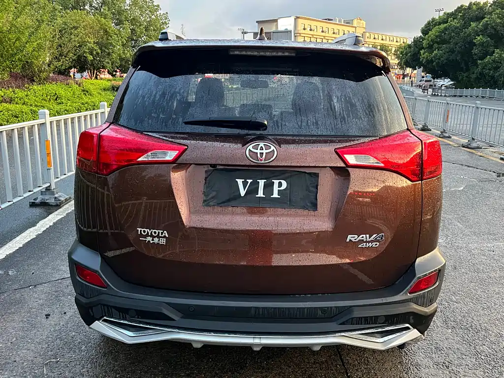 Toyota RAV4 2015 — фото 16