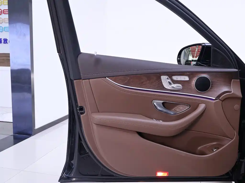 Mercedes-Benz E-Class 2023 — фото 18