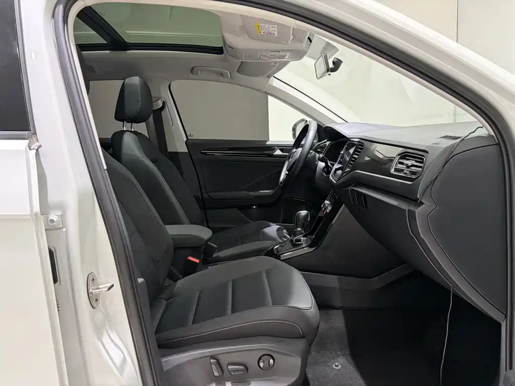 Volkswagen T-Roc 2023 — фото 14