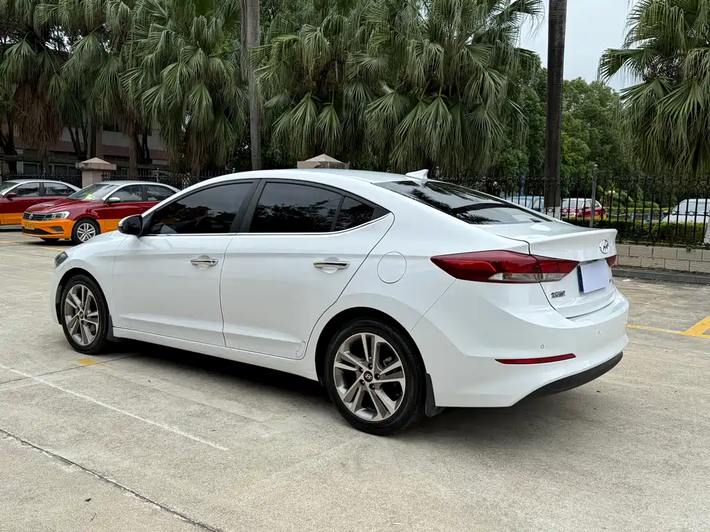 Hyundai Elantra 2019 — фото 7
