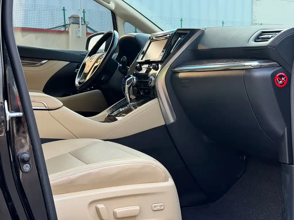 Toyota Alphard 2020 — фото 13
