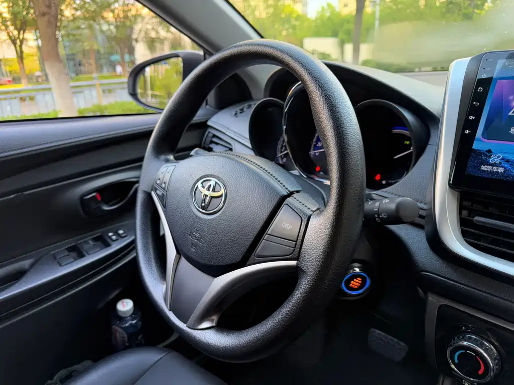 Toyota Yaris L 2018 — фото 14