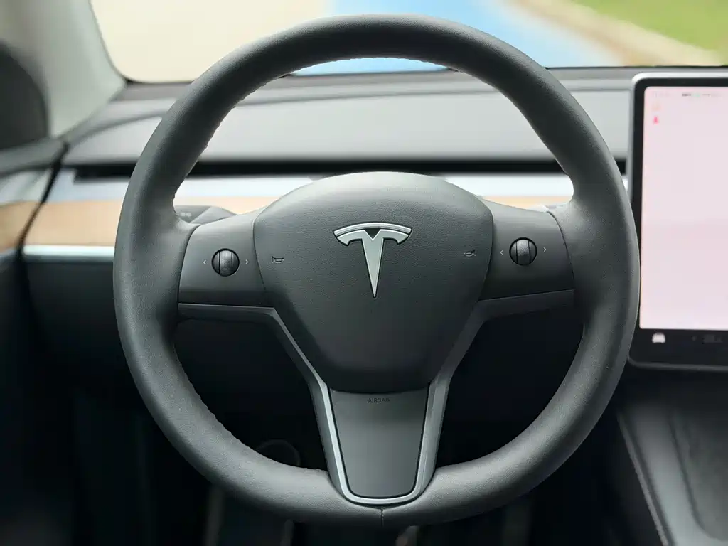 Tesla Model Y 2022 — фото 13