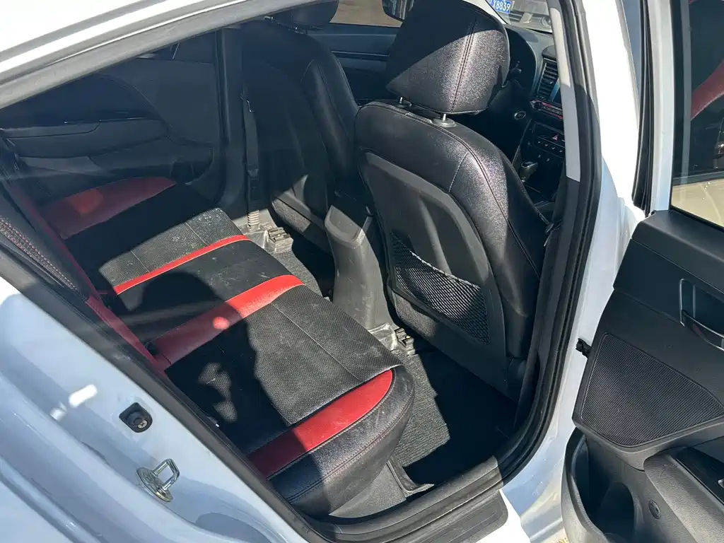 Hyundai Elantra 2017 — фото 12