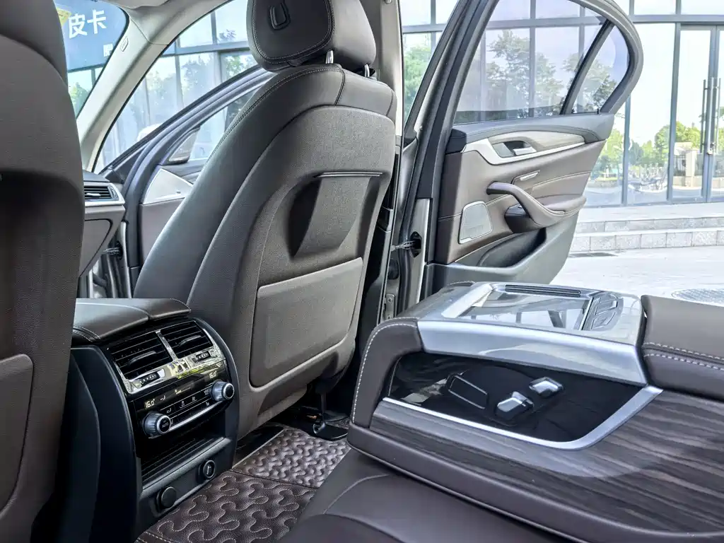 BMW 5 Series 2018 — фото 16