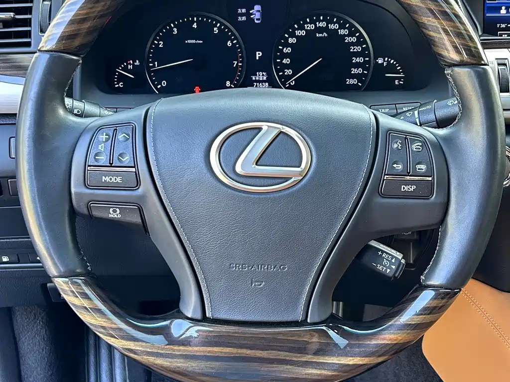 Lexus LS 2015 — фото 11