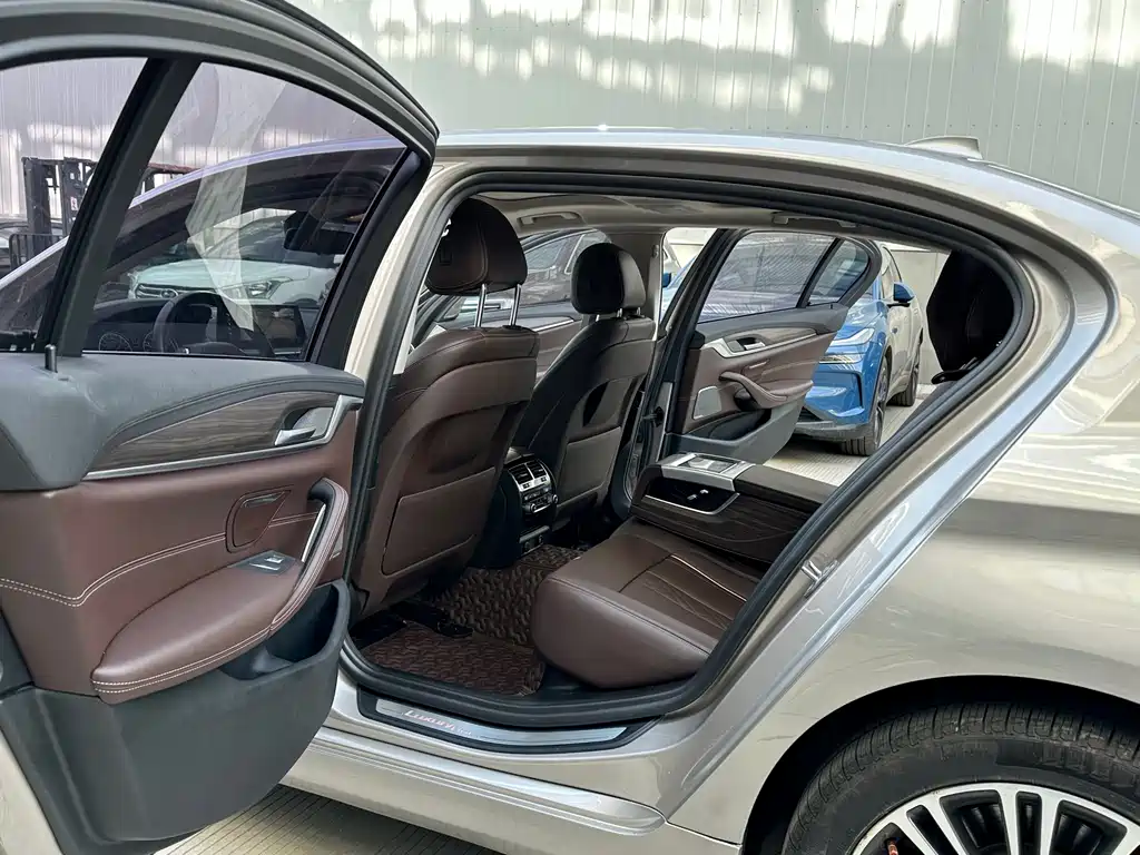 BMW 5 Series 2018 — фото 10