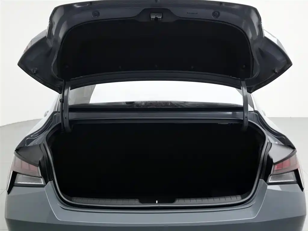 Hyundai Elantra 2023 — фото 16