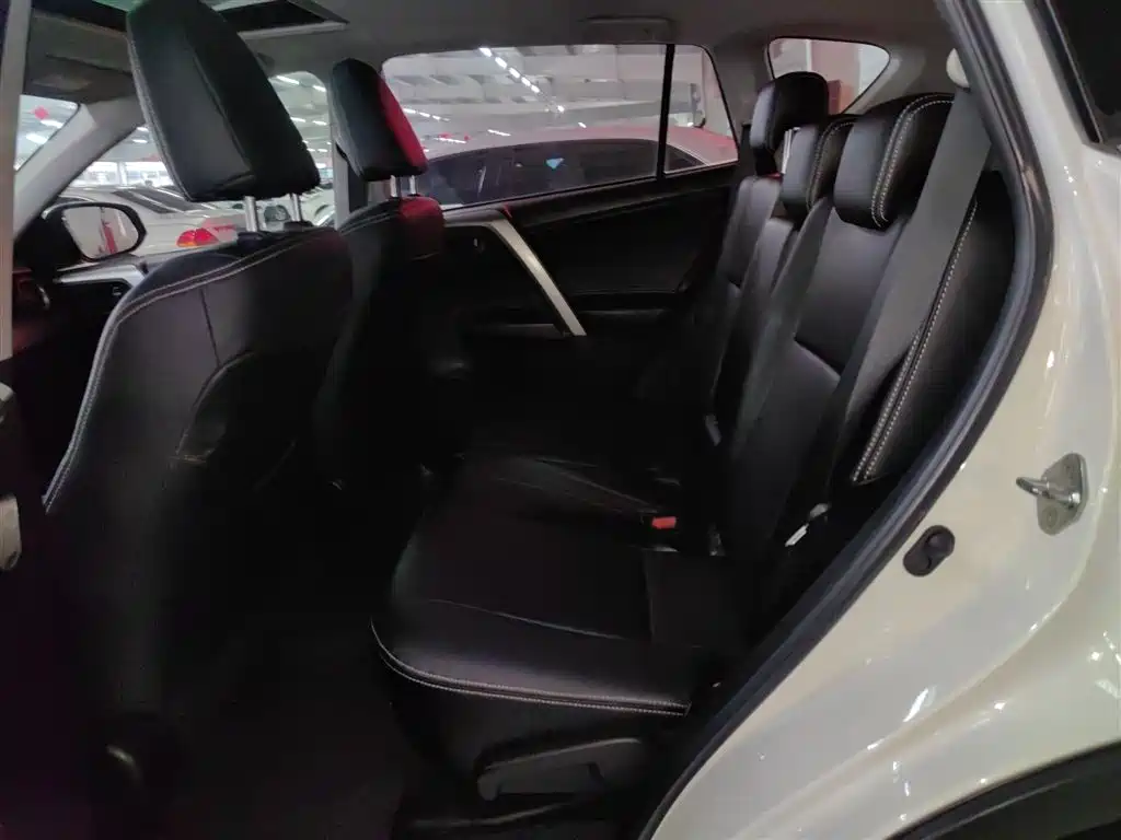 Toyota RAV4 2019 — фото 13