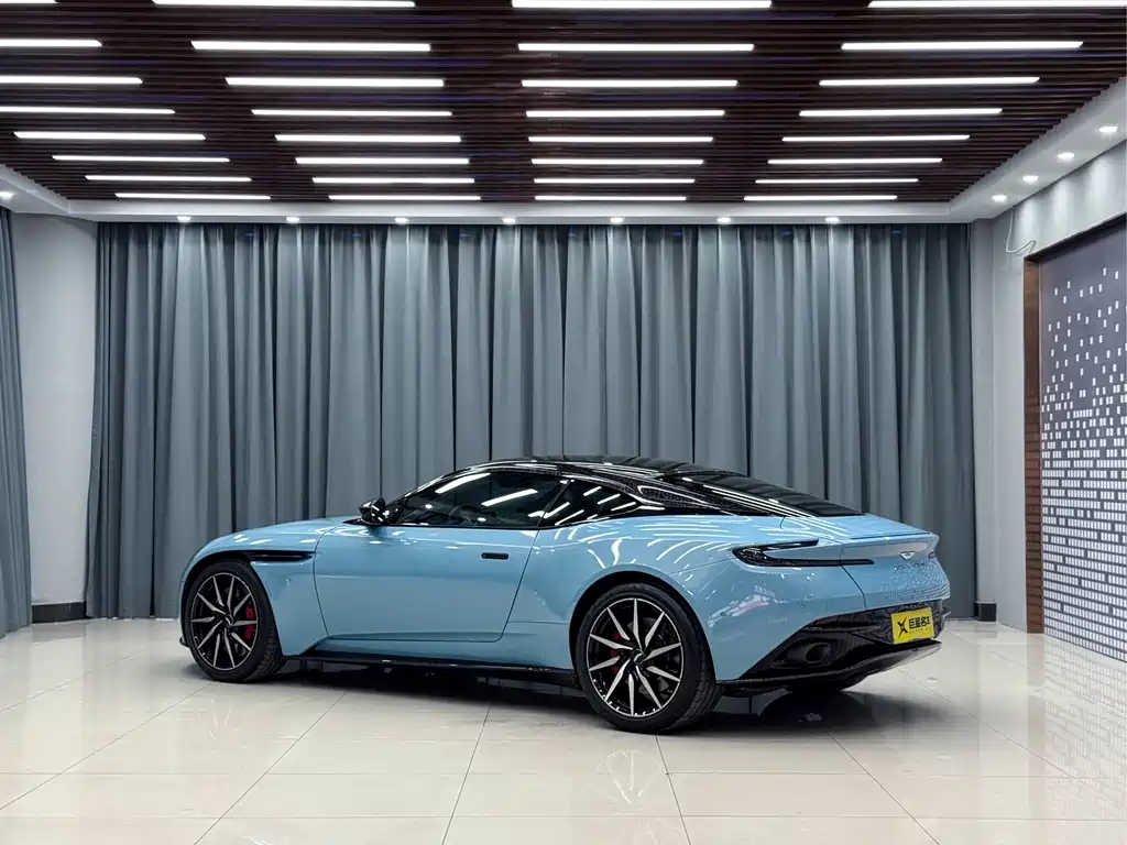Aston Martin DB11 2018 — фото 9
