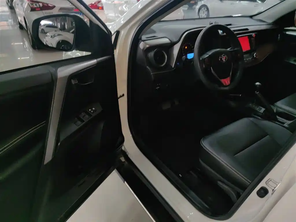 Toyota RAV4 2019 — фото 12