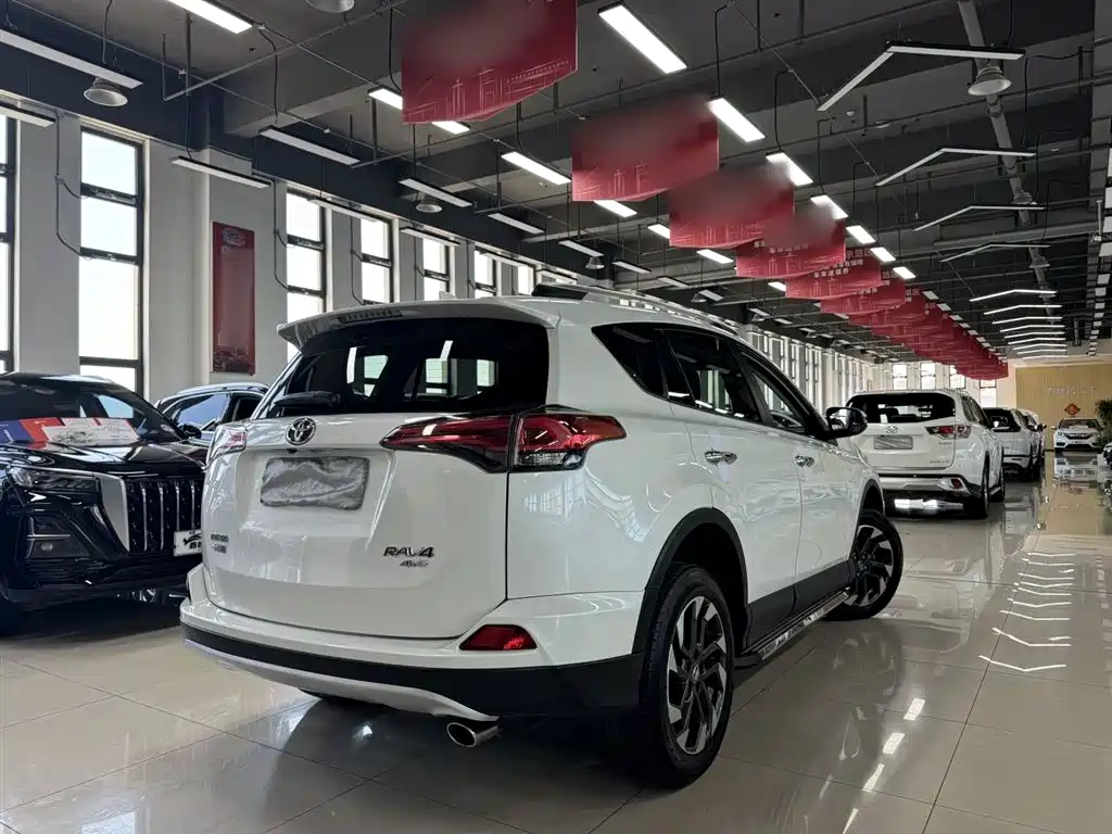 Toyota RAV4 2018 — фото 7