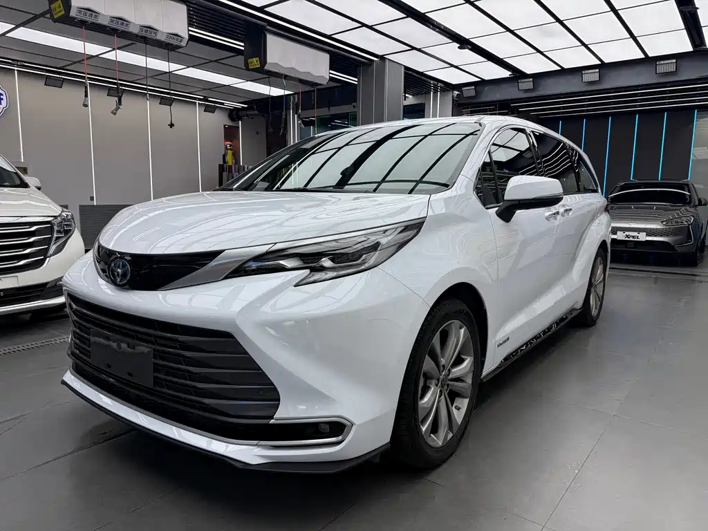 Toyota Sienna 2023 — фото 1
