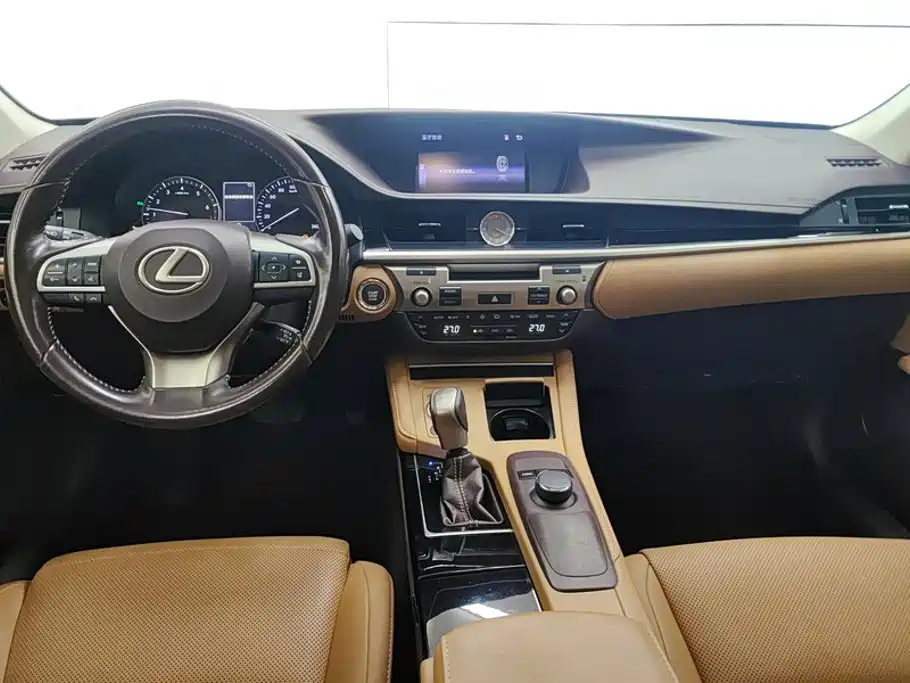 Lexus ES 2017 — фото 12