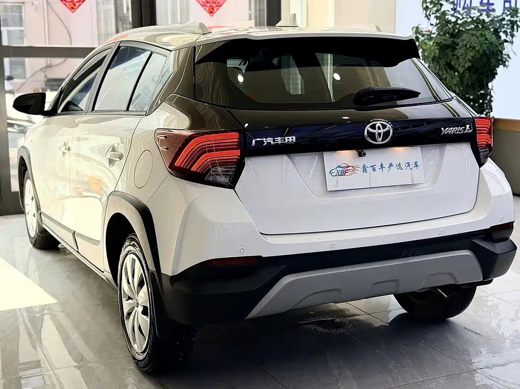Toyota Yaris L 2023 — фото 8
