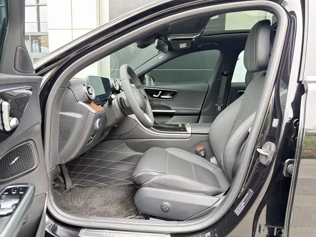 Mercedes-Benz C-Class 2025 — фото 18