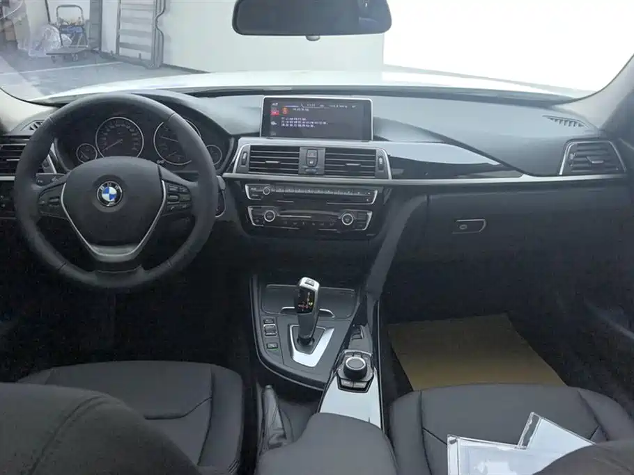 BMW 3 Series 2017 — фото 12