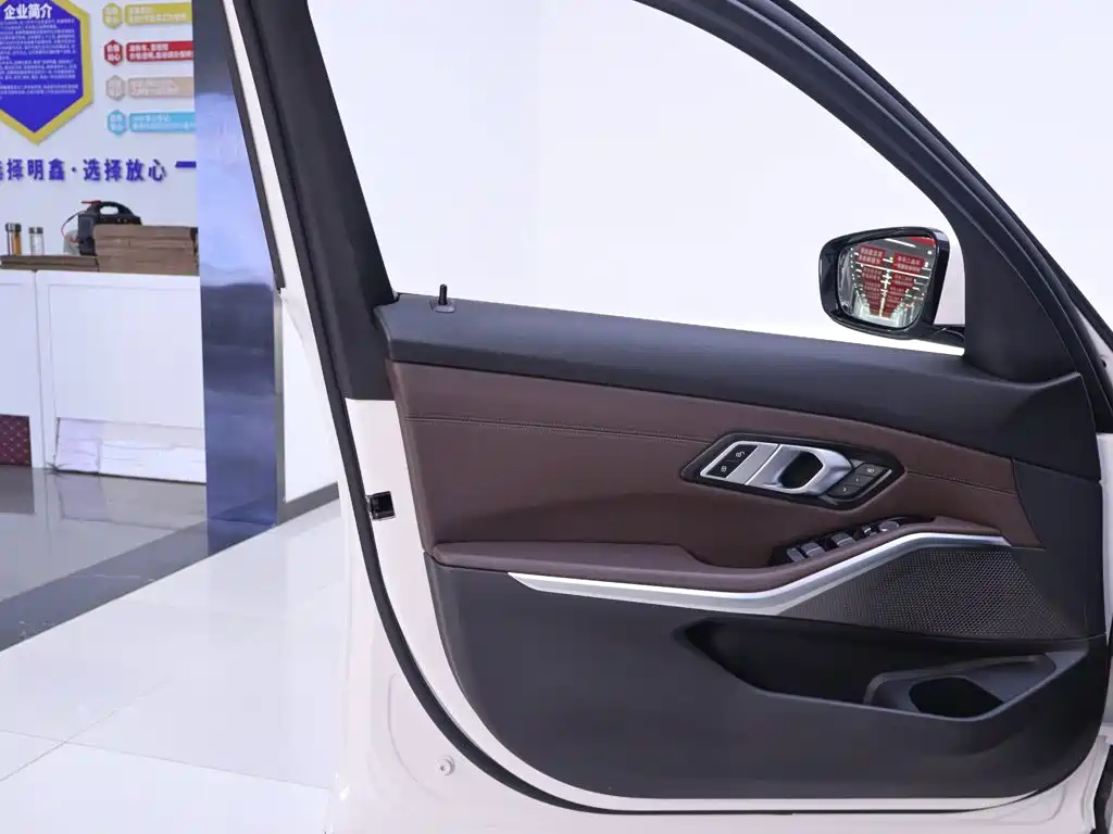 BMW 3 Series 2023 — фото 18