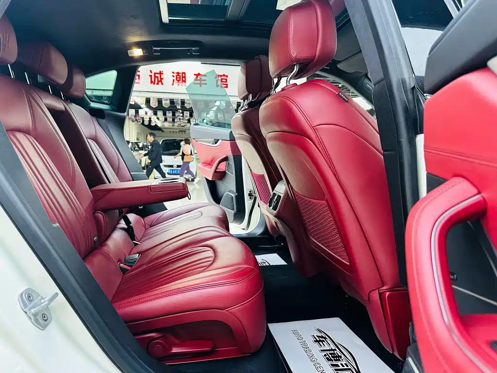 Maserati Levante 2017 — фото 11
